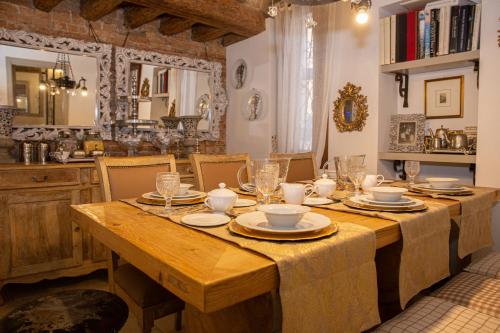 un tavolo in legno con piatti e ciotole sopra di Rigoletto Charm a Venezia