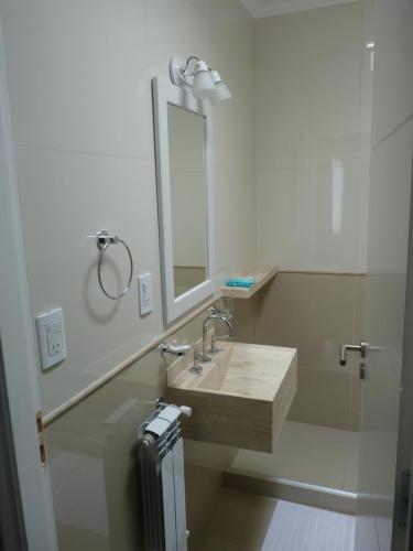 Coronel Suárez的住宿－Hotel Bender，一间带水槽和镜子的浴室