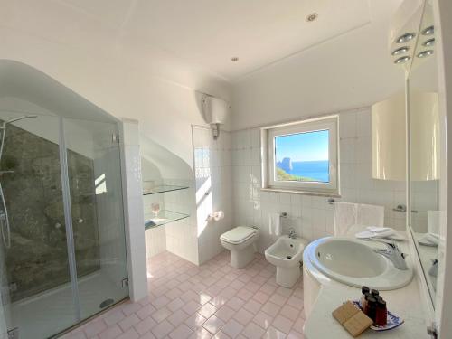 カプリにあるCasa Fioreのシャワー、洗面台、トイレ付きのバスルーム