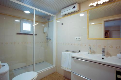 y baño con ducha, lavabo y aseo. en Casa Bom Dia, en Sintra