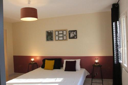 Un dormitorio con una cama con dos velas. en le p'tit cauxtier, en Senneville-sur-Fécamp