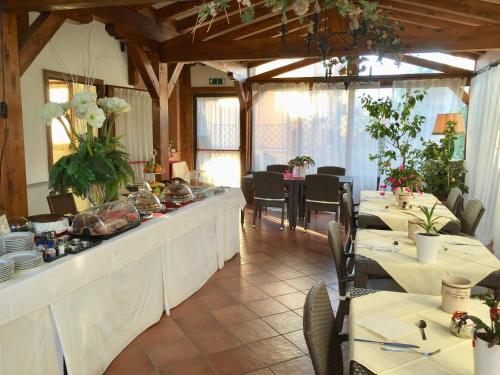 a dining room with tables and chairs in a restaurant at Hotel Ferro di Cavallo in Pavullo nel Frignano