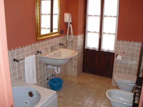 a bathroom with a sink and a toilet at Locanda Martelletti in Cocconato