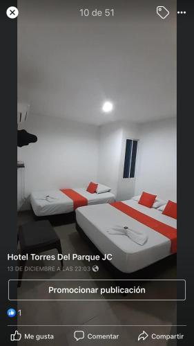 Una foto de dos camas en una habitación en Hotel Torres del Parque No1, en Soledad