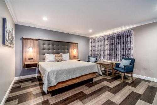 מיטה או מיטות בחדר ב-Friendly Hills Inn