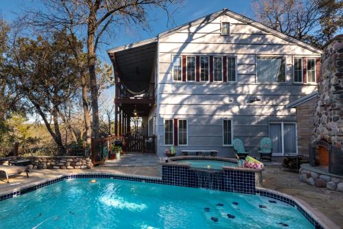 una casa con piscina frente a una casa en The River Road Retreat at Lake Austin-A Luxury Guesthouse Cabin & Suite, en Austin