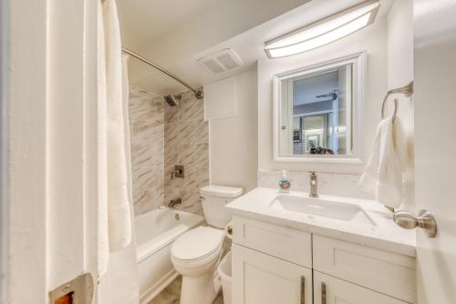 Island Colony 3208 في هونولولو: حمام أبيض مع حوض ومرحاض
