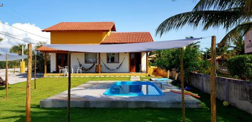 a house with a swimming pool in the yard at GuaratiBahia in Prado