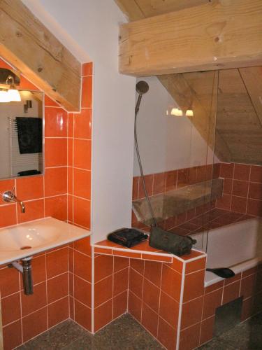 une salle de bain avec une douche, une baignoire et un lavabo dans l'établissement Appartement Arolles, à Chamonix-Mont-Blanc