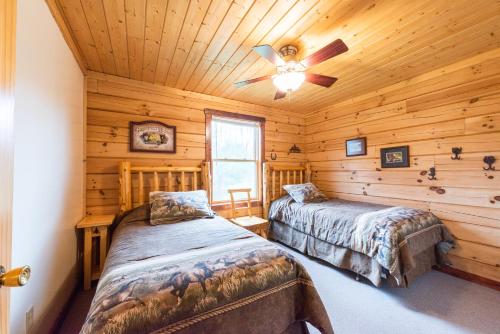 Tempat tidur dalam kamar di Spur of the Moment Ranch
