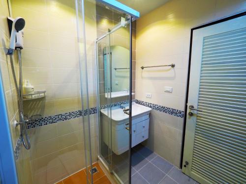 La salle de bains est pourvue d'une douche en verre et d'un lavabo. dans l'établissement Pak Dee At Naithon, à Nai Thon Beach