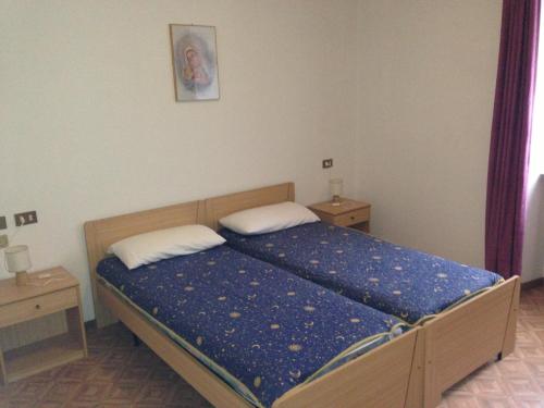 1 dormitorio con 1 cama con 2 mesitas de noche y 1 cama sidx sidx sidx sidx en Villa dei Fiori, en Cavedago