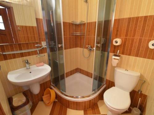 a bathroom with a shower and a toilet and a sink at Pokoje goscinne Draga in Władysławowo