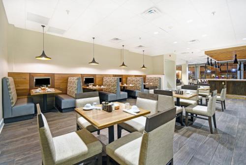 a dining room with tables and chairs and a restaurant at Holiday Inn - Memphis Downtown - Beale St. by IHG in Memphis