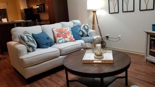 Gallery image of Old Fort Loft King & Queen suites nearest accomodation to Marshals Museum power your EV for free! in Fort Smith