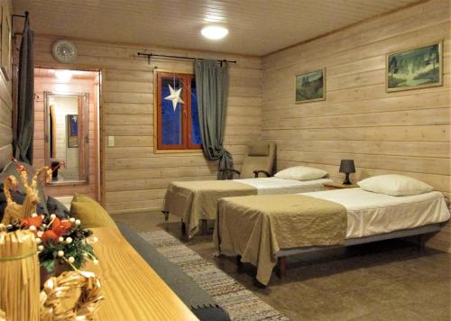 En eller flere senger på et rom på Scandinavian Dream Cottages Vikajarvi- Rovaniemi