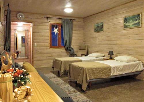 Un pat sau paturi într-o cameră la Scandinavian Dream Cottages Vikajarvi- Rovaniemi