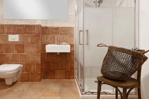 une salle de bain avec une douche, des toilettes et un lavabo dans l'établissement Maisonnette - LA CLOCHETTE, à Lugon et l’Ile du Carney