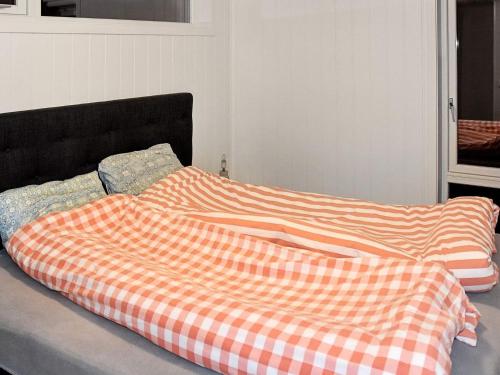 מיטה או מיטות בחדר ב-Holiday home Lyngstad