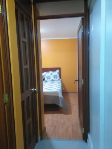 - Vistas a un dormitorio con cama a través de una puerta en PYMABET, en Huancavelica