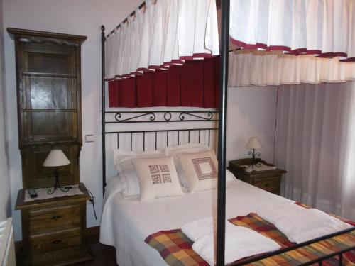 A bed or beds in a room at Hotel Rural El Rincón de Gadea