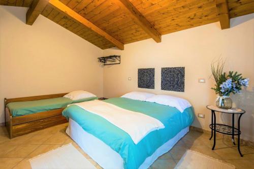 1 dormitorio con 2 camas y una mesa con flores en Traulivi country house, en Meta
