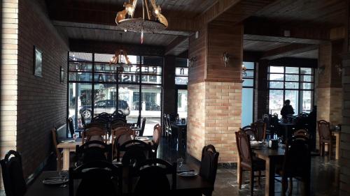 Un restaurante o sitio para comer en 2 Room Deluxe Apartment in Bakuriani