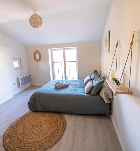 une chambre avec un grand lit avec une couverture bleue dans l'établissement 