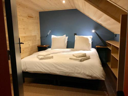 une chambre avec un lit avec deux serviettes dessus dans l'établissement Vues incroyables - Glaciers, lacs et montagnes, à Chamonix-Mont-Blanc