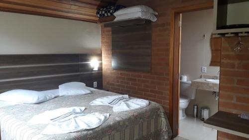 En eller flere senge i et værelse på Chalé Caminho da Fonte
