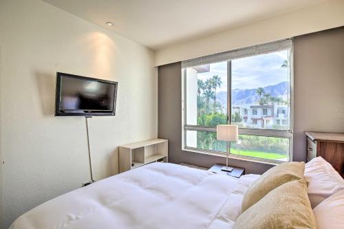 Postelja oz. postelje v sobi nastanitve Chic Palm Springs Retreat with View Near Escena Golf