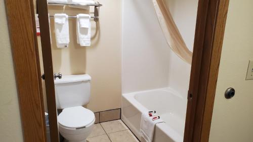Bilik mandi di Super 8 by Wyndham Waverly