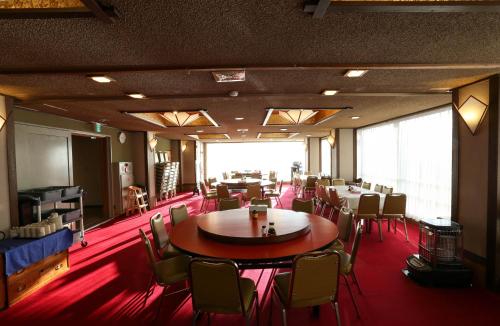 a dining room with a table and chairs at Rakki OnsenRyokan 楽奇温泉旅館 in Yamanouchi