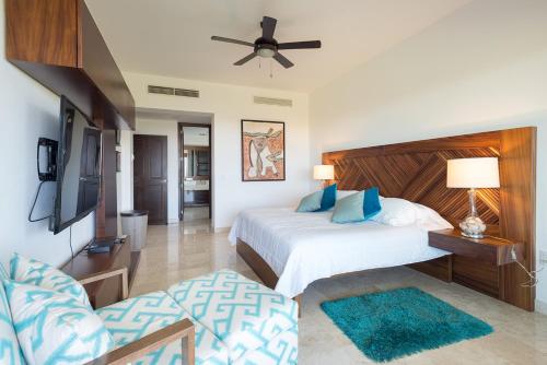 1 dormitorio con 2 camas y TV de pantalla plana en Condo en Nuevo Vallarta con playa en Vidanta en Mezcales