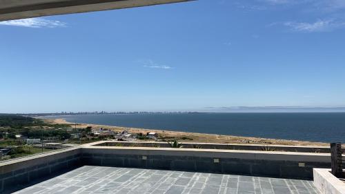 vistas al océano desde el balcón de una casa en Apartamento en Sierra Ballena 2, vistas unicas, en Punta del Este