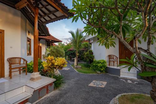 a courtyard of a house with a pathway at Nusa Indah Bungalow in Nusa Lembongan