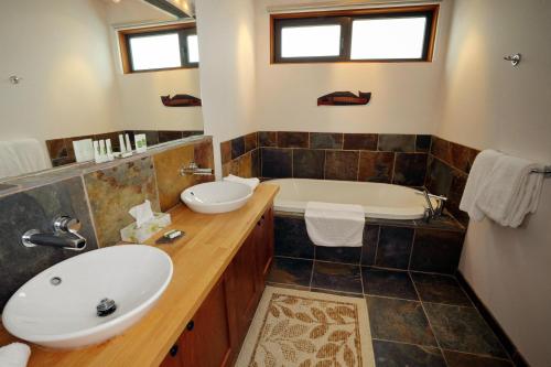 Kupatilo u objektu Large & Luxurious Oceanview Villa - Pacific Rim Retreat