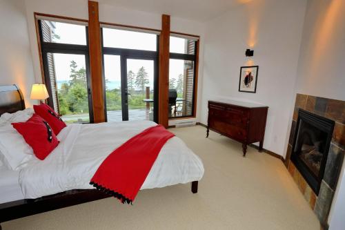 Krevet ili kreveti u jedinici u okviru objekta Large & Luxurious Oceanview Villa - Pacific Rim Retreat