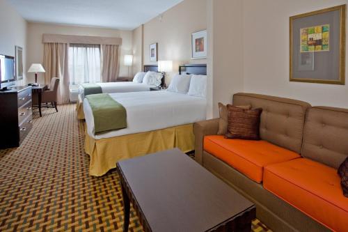 Кровать или кровати в номере Holiday Inn Express Orlando-Ocoee East, an IHG Hotel
