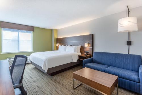 Postel nebo postele na pokoji v ubytování Holiday Inn Express Scottsburg by IHG