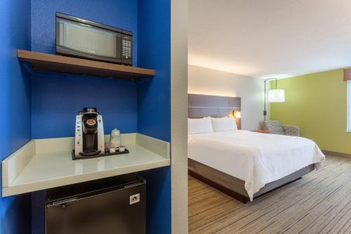 Postel nebo postele na pokoji v ubytování Holiday Inn Express Scottsburg by IHG