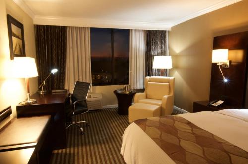 Ліжко або ліжка в номері Holiday Inn Orlando East-UCF Area, an IHG Hotel