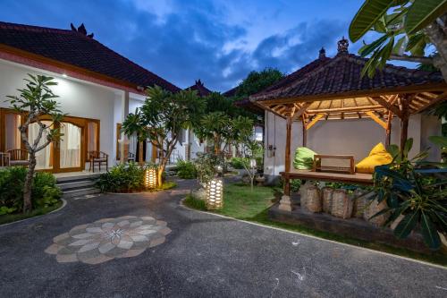 a home with a gazebo in the yard at Nusa Indah Bungalow in Nusa Lembongan