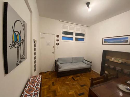 a small room with a bed and a table at Guarapari ES apartamento frente para o mar in Guarapari