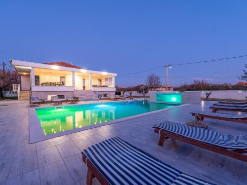 dom z basenem w nocy w obiekcie Classy Holiday Home in Galovac with Swimming Pool w mieście Galovac