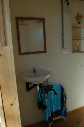 a bathroom with a sink and a mirror on the wall at Casa Ital-Tico, Playa Negra in Playa Negra