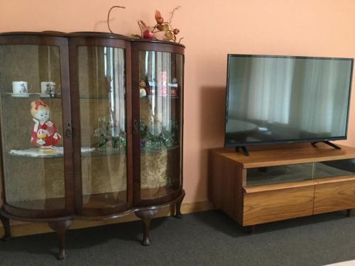 Una televisión o centro de entretenimiento en 湯布院月灯り