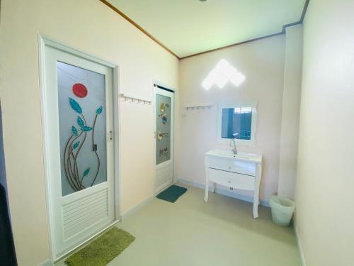 a bathroom with a sink and a mirror at Kohlarn Resort in Ko Larn