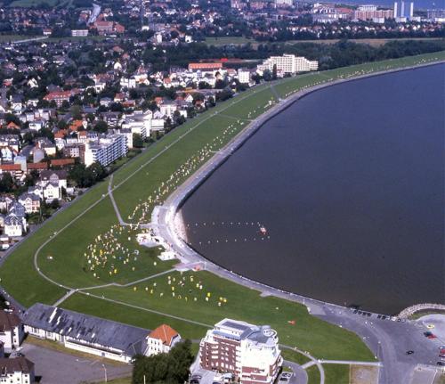 eine Luftansicht eines Parks neben einem Wasserkörper in der Unterkunft Villa Hebel in Cuxhaven