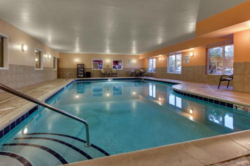 Holiday Inn Express Hotel & Suites Lancaster-Lititz, an IHG Hotel في ليتيتز: مسبح كبير مع درج في الفندق